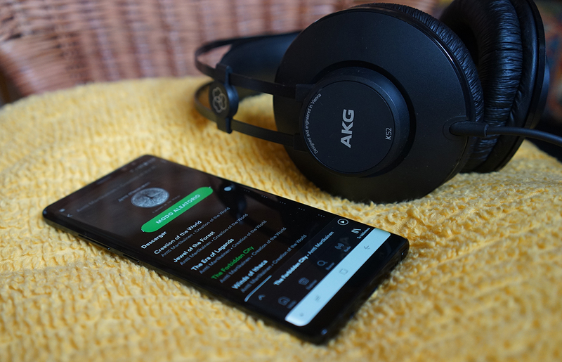 Los auriculares son buenos, pero no están a la altura del sonido (Foto: Gizmodo)